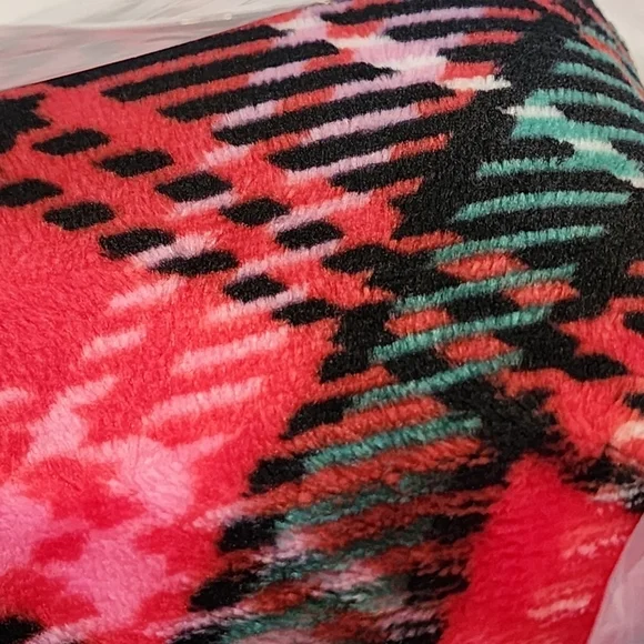 Victoria's Secret Red And Green Sherpa Throw Blanket 50in X 60in NWT - Picture 11 of 12